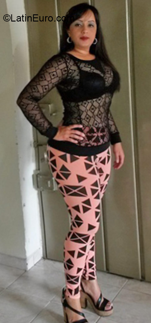 Date this stunning Colombia girl Johanna from Armenia CO16699