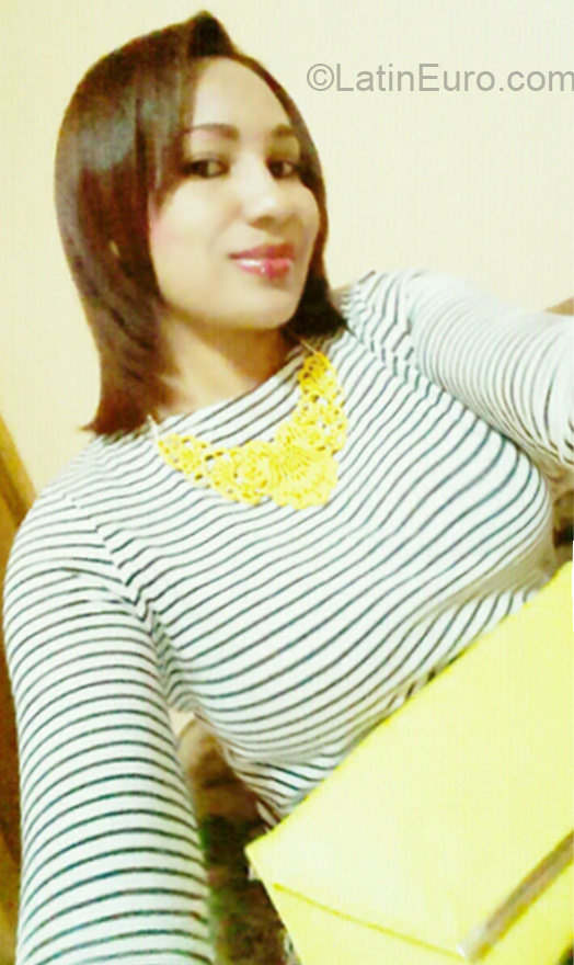 Date this happy Honduras girl Alina from La Ceiba HN1393