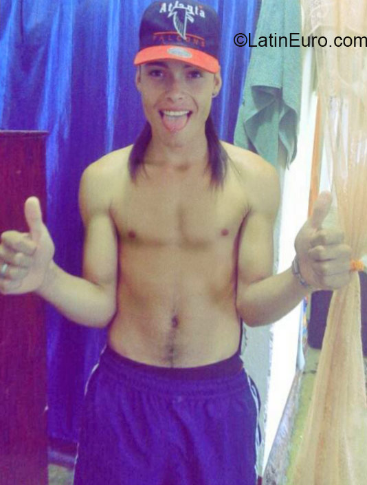 Date this athletic Colombia man Carlos from Medellin DO20903