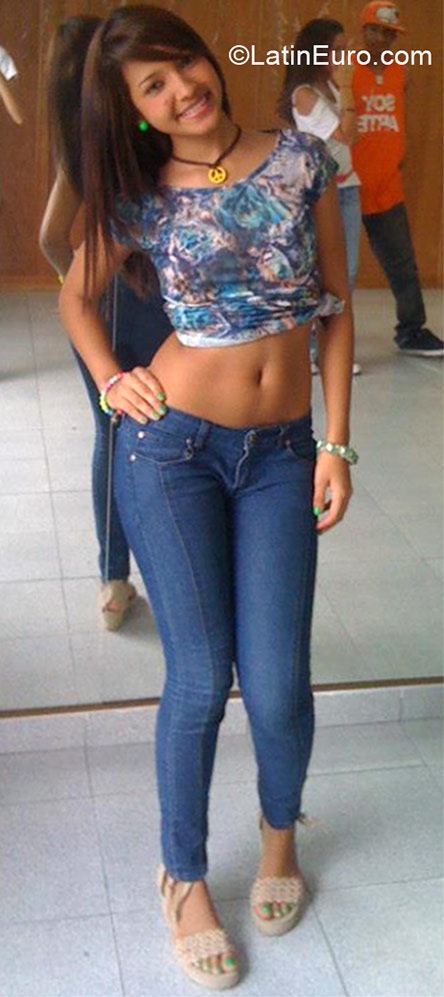 Date this voluptuous Spain girl Daniela from Madrid ES303