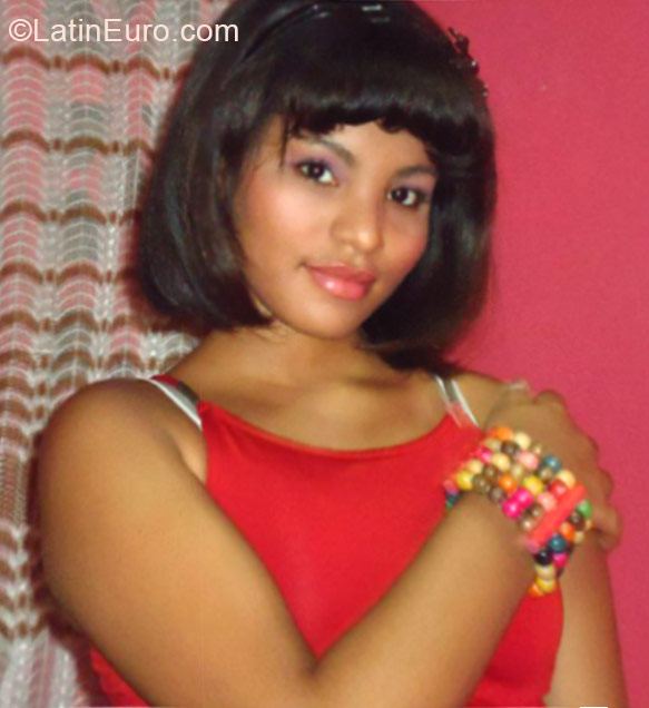 Date this attractive Colombia girl Denise from Cartagena CO16782
