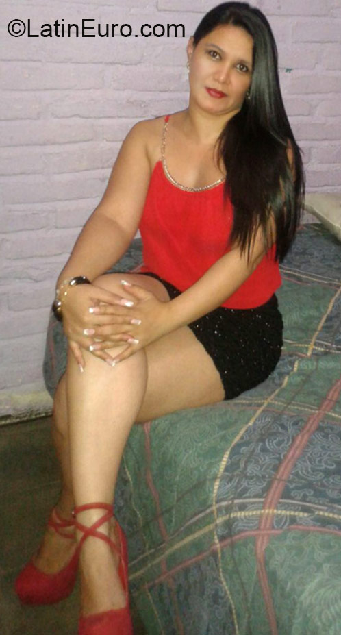 Date this nice looking Honduras girl Gabriela from Tegucigalpa HN1440