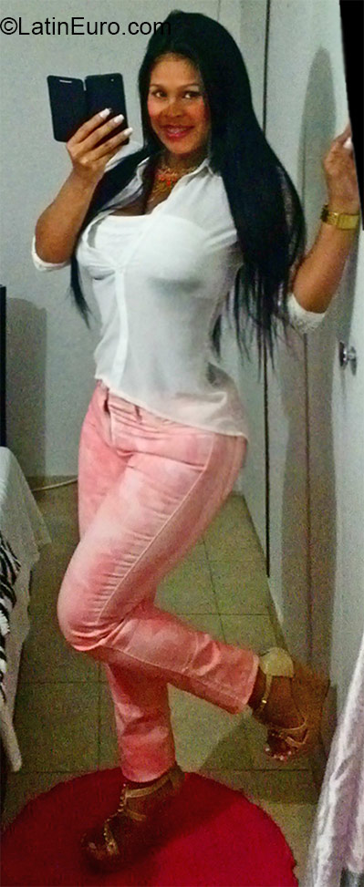 Date this charming Colombia girl Paola from Cali CO16951