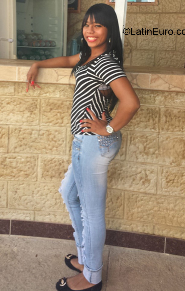 Date this georgeous Dominican Republic girl Deyanira from Santo Domingo DO21518