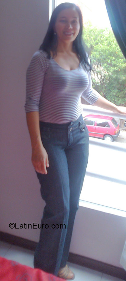 Date this nice looking Colombia girl Gloria from Medellin CO17152