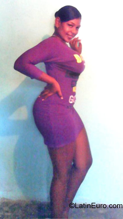 Date this nice looking Dominican Republic girl Karina from Santo Domingo DO21890