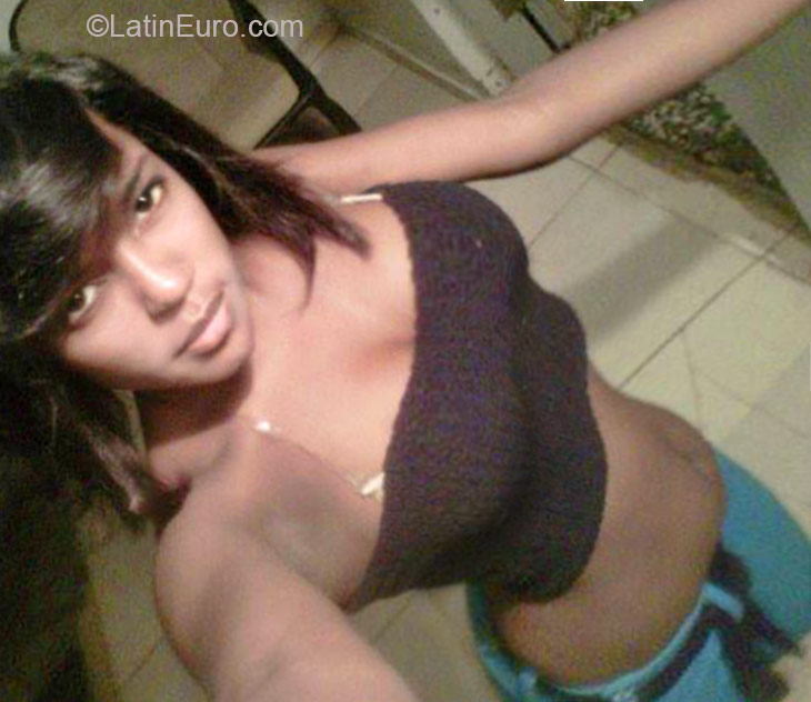 Date this stunning Dominican Republic girl Yemairi from Santo Domingo DO21994