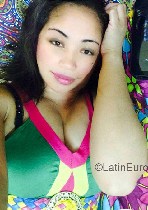 Date this beautiful Saudi Arabia girl Emaruth from Riyadh SA19