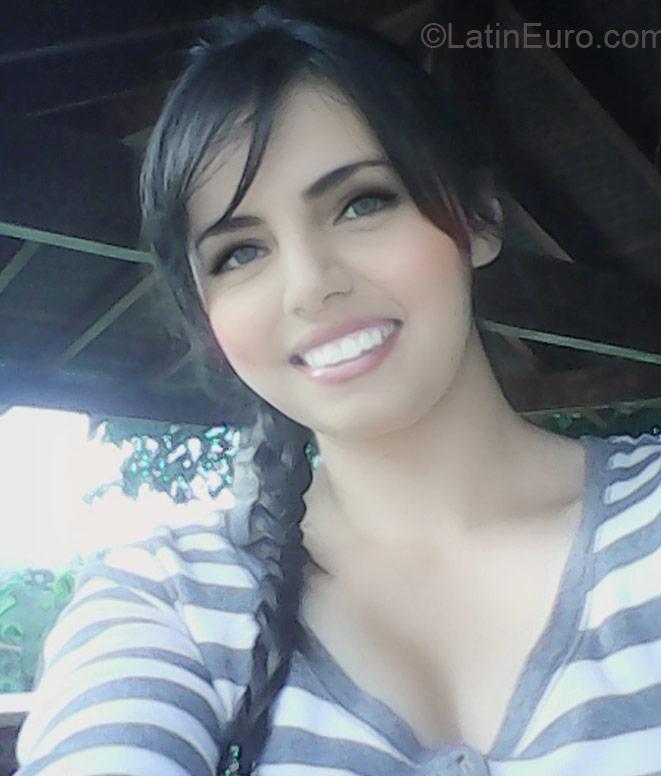 Date this attractive Colombia girl Lorena from Bucaramanga CO17458