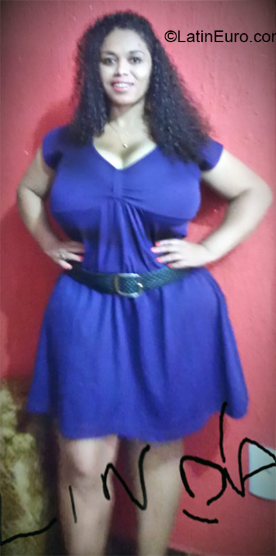 Date this nice looking Brazil girl Ana from Brasilia BR9346