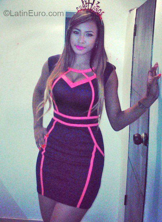 Date this foxy Colombia girl Heidy from Cartagena CO17498