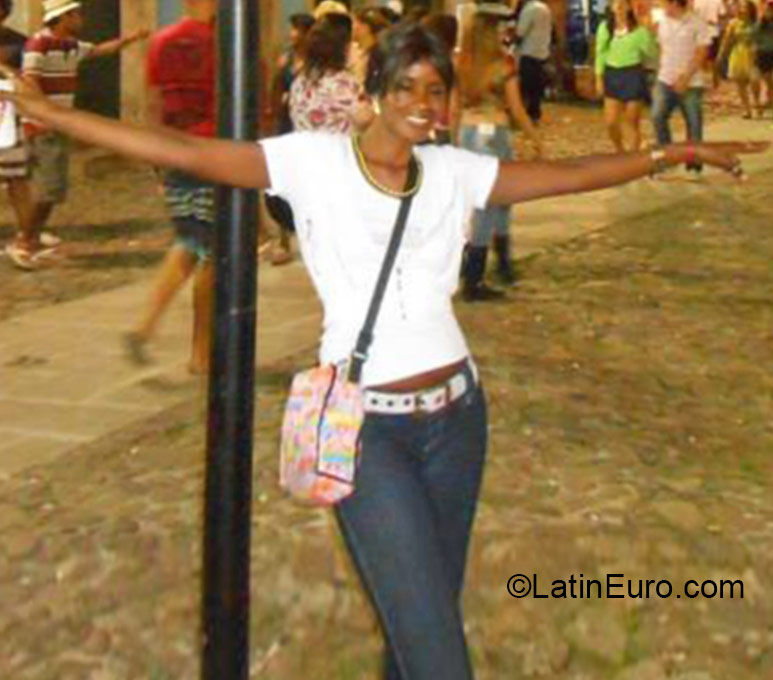 Date this georgeous Brazil girl Claudia from Salvador BR9348