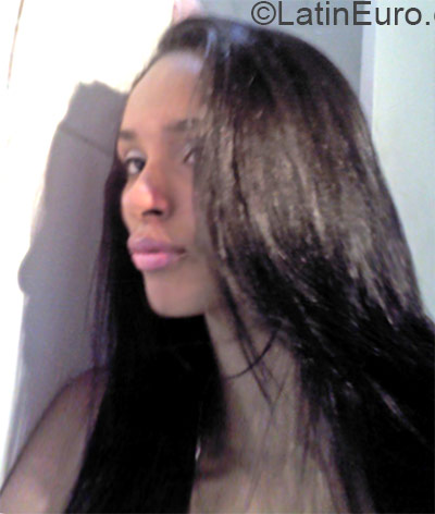 Date this fun Brazil girl Suellen from Rio De Janeiro BR9362