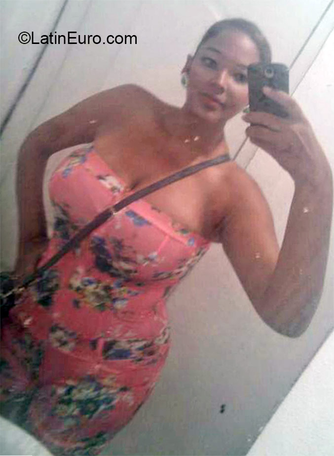 Date this charming Dominican Republic girl Jeni from Santo Domingo DO22496