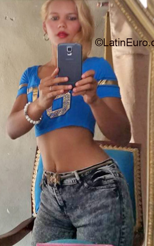 Date this foxy Dominican Republic girl Yahairia from Santiago DO22553