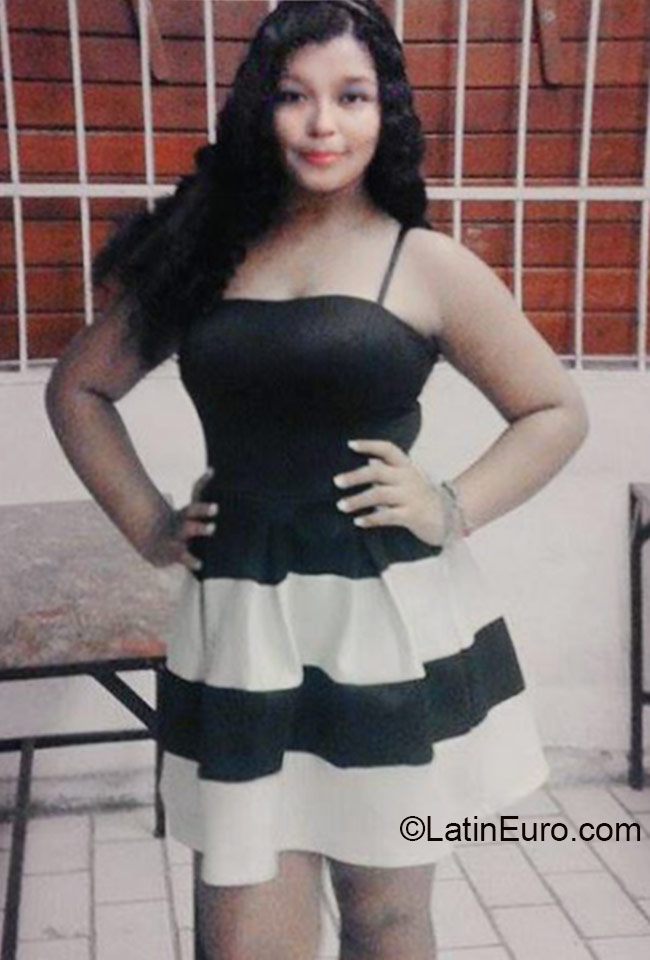Date this cute Mexico girl Erika from Paya del carmen MX1431
