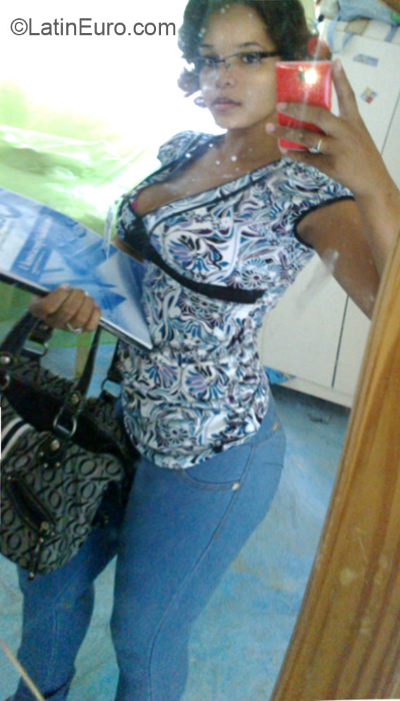 Date this happy Dominican Republic girl Yuly from Santo Domingo DO22557