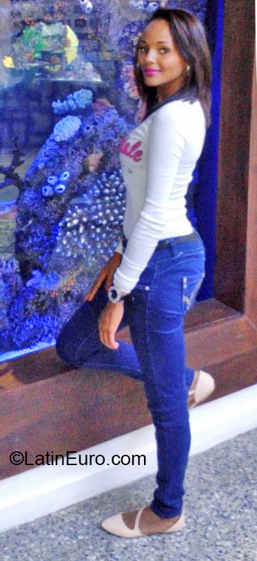 Date this hard body Dominican Republic girl Yadelka from Monsenor Nouel DO22707