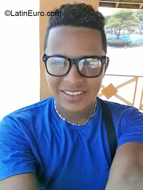 Date this happy Dominican Republic man Michaell from Santo Domingo DO22794