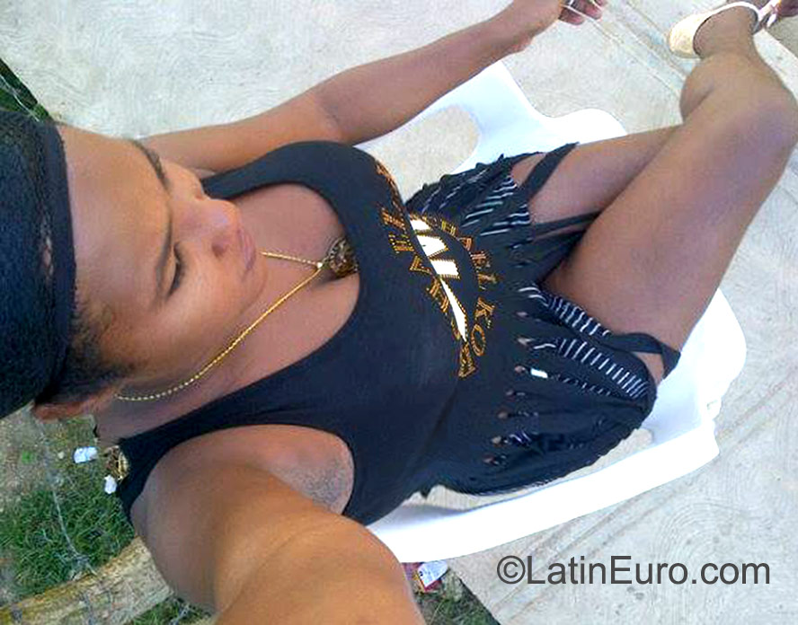 Date this stunning Dominican Republic girl Dahiana from Santo Domingo DO22890