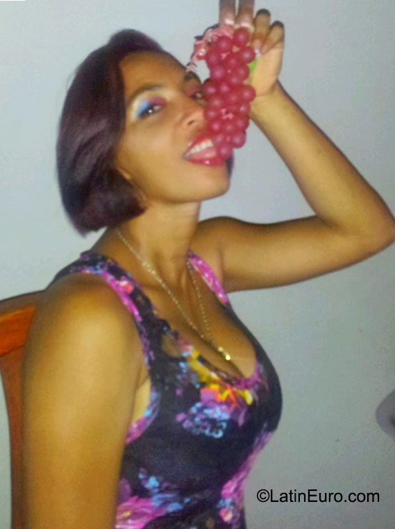 Date this foxy Dominican Republic girl Leonidia from Santiago DO22915