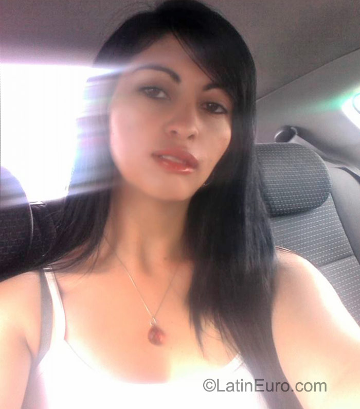 Date this attractive Colombia girl Karen from Bogota CO17871