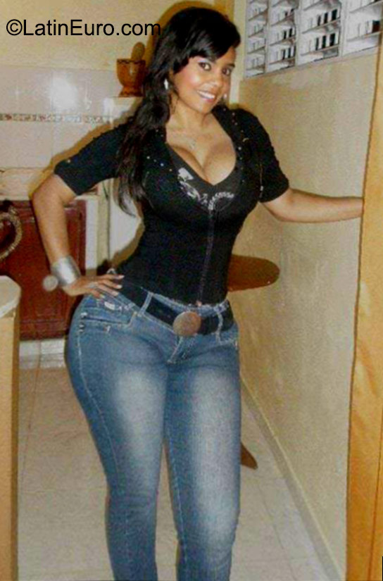 Date this lovely Dominican Republic girl Elsa from Santiago DO23043.