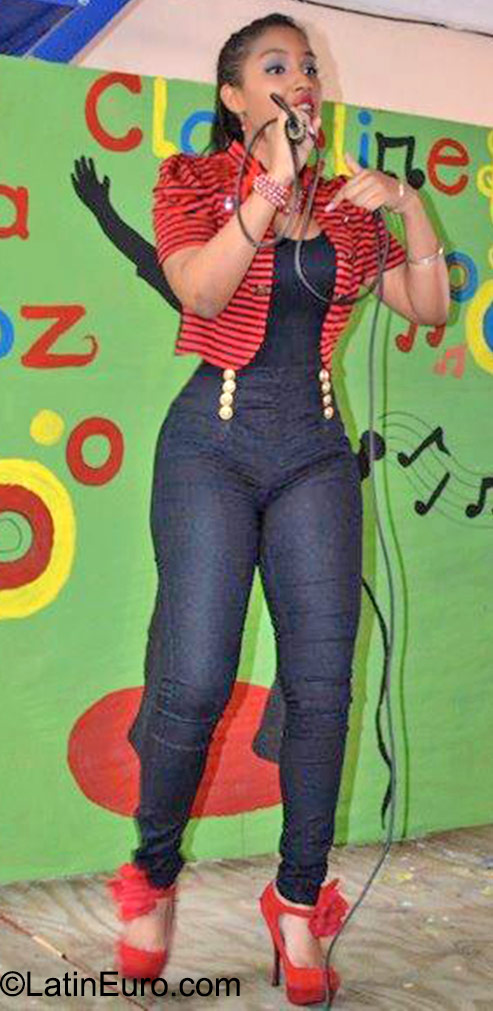 Date this happy Dominican Republic girl Sharinia from Santo Domingo DO23049