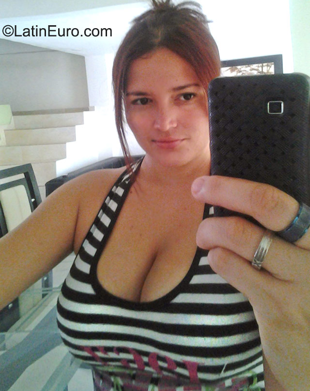 Date this nice looking Colombia girl Beth from Cartagena CO17921