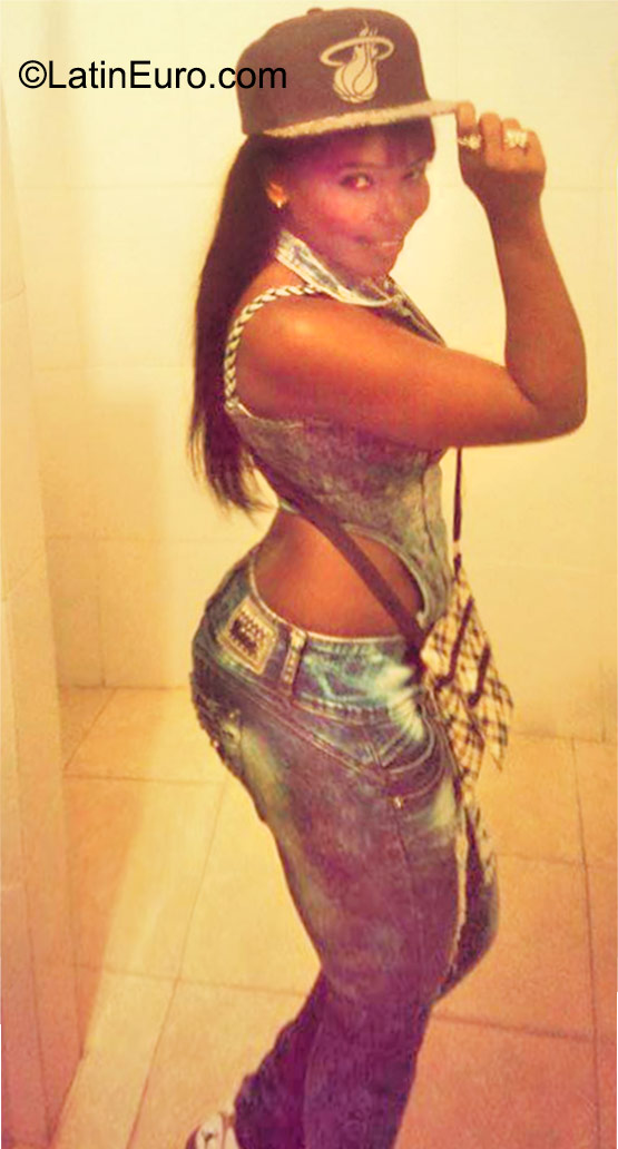 Date this happy Dominican Republic girl Crisy from Santo Domingo DO23089