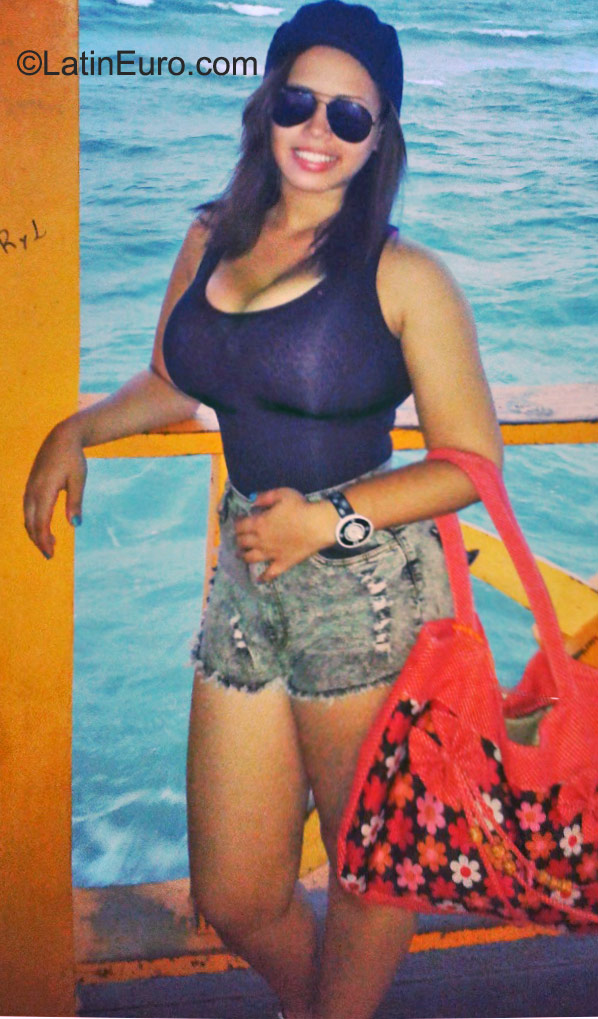Date this foxy Dominican Republic girl Laura from Santo Domingo DO23125