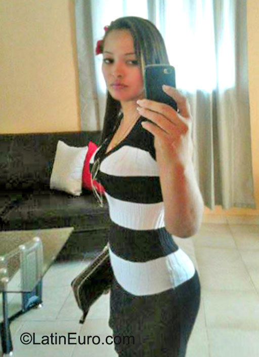 Date this happy Dominican Republic girl Yinet from Santo Domingo DO23138