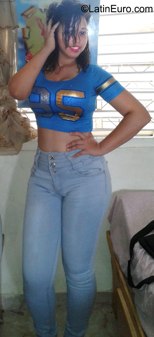 Date this beautiful Dominican Republic girl Laura from Santo Domingo DO23207