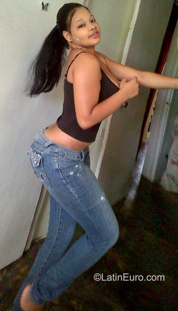 Date this athletic Dominican Republic girl Yurlinas from Santo Domingo DO23281