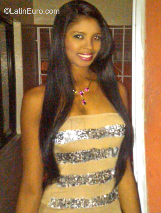 Date this hard body Dominican Republic girl Yamil from Santo Domingo DO23290