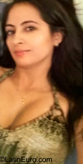 Date this hot Colombia girl Adriana from Cali CO18044