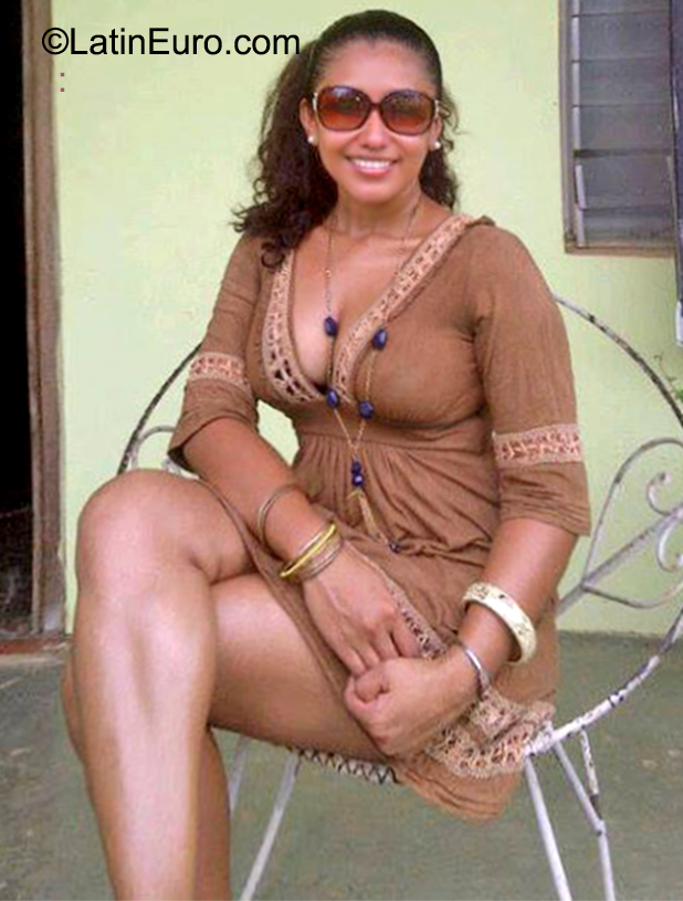 Date this good-looking Panama girl Cecil from Panama City PA700