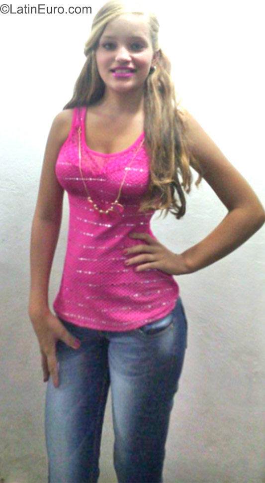 Date this athletic Dominican Republic girl Esthefanie from Mao Valverde DO23368