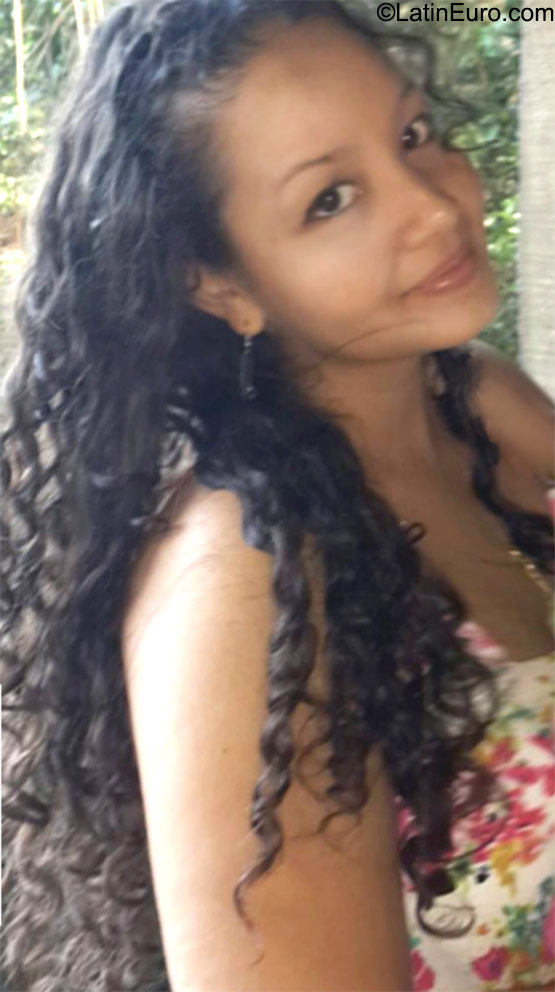 Date this sensual Dominican Republic girl Dana from Roatan DO23463