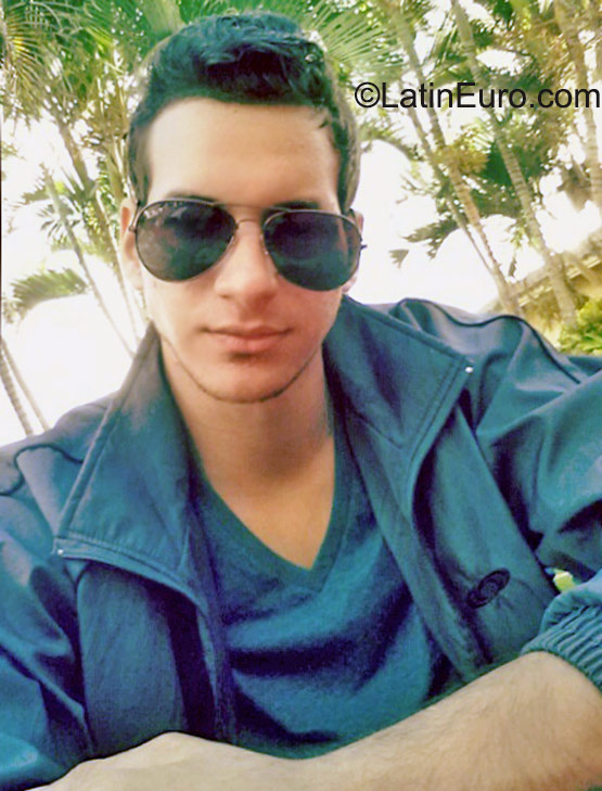 Date this tall Dominican Republic man Manuel enrique from Santo Domingo DO23475