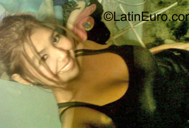 Date this happy Venezuela girl Rinia from Caracas VE630