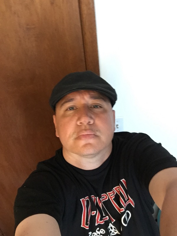 Date this hot United States man Gino from Newport US16560