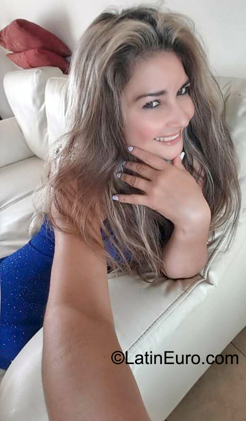 Date this gorgeous Colombia girl Kaina from Bogota CO18176