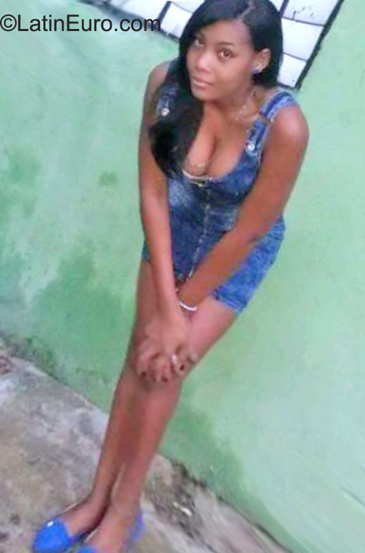 Date this hot Dominican Republic girl Mariel from Santo Domingo DO23665
