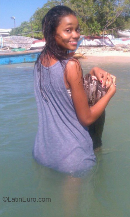 Date this athletic Dominican Republic girl Naylis from Barahona DO23712
