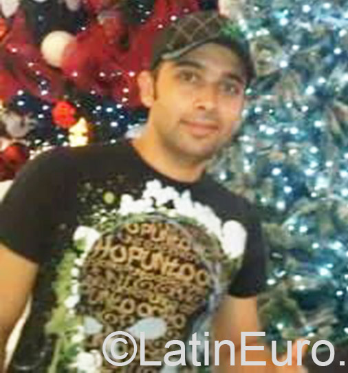 Date this sultry Colombia man Reynel from Cali CO18252