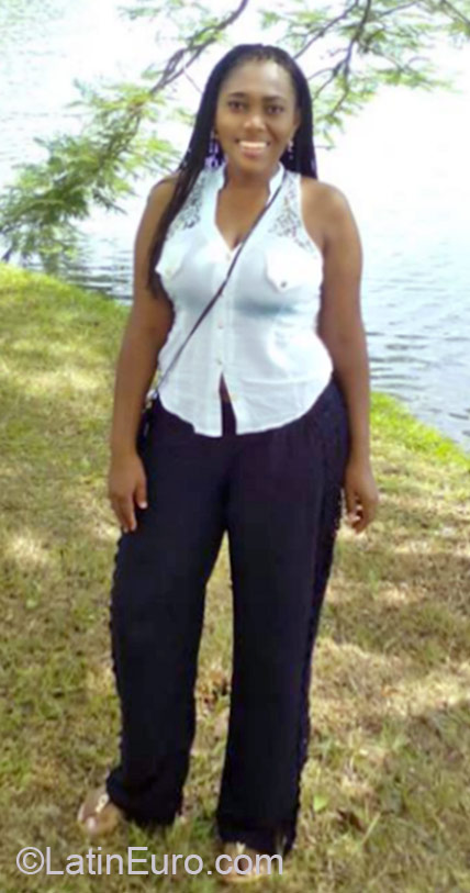 Date this nice looking Colombia girl Diana from Cali CO18254