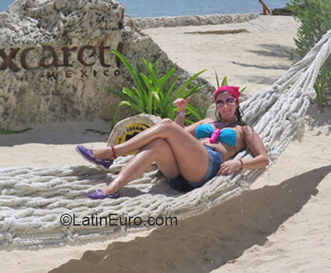 Date this young Colombia girl Luz Elena from Cali CO18260