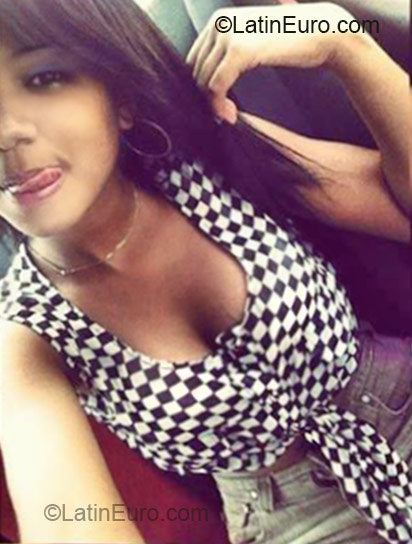 Date this athletic Dominican Republic girl Sofia from Santo Domingo DO23870