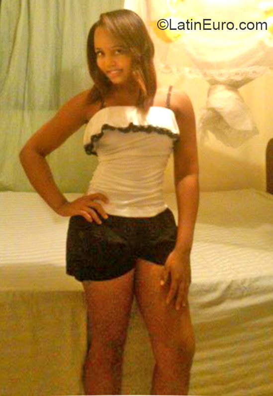 Date this sultry Dominican Republic girl Shenell from Santo Domingo DO25149